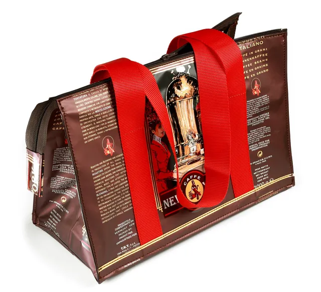 caff-new-york-tasche-aus-kaffeepackung-rote-griffe image 1